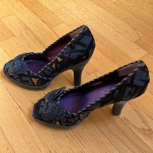 Poetic license heels w/bow detail